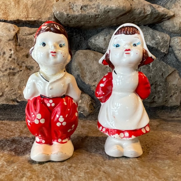Kitchen | Kissing Dutch Boy And Girl Vintage Salt And Pepper Shaker Set ...